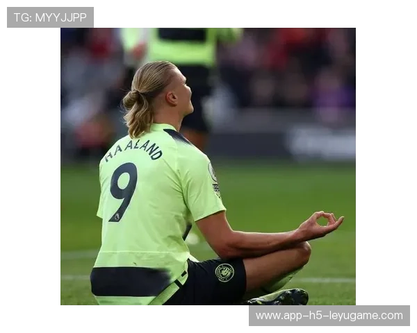 世界杯哈兰德胸部停球扫射破门展现个人力量